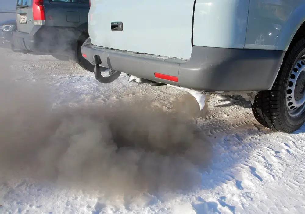 Czarny dym z wydechu - dlaczego auto kopci? Przyczyny i koszty