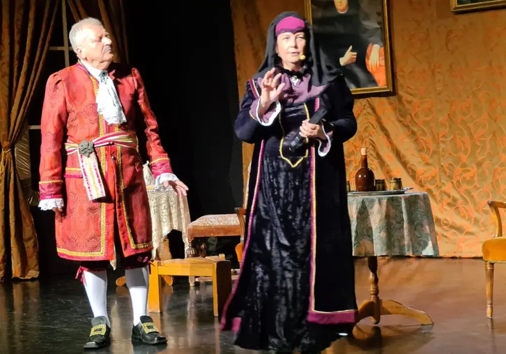 Słownik terminów teatralnych: Odkryj język sceny i zrozum spektakl