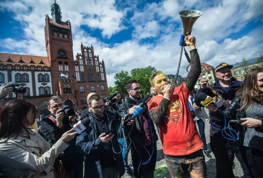 Robert Biedroń gdzie mieszka? Odkryj jego miejsca w Słupsku i Warszawie