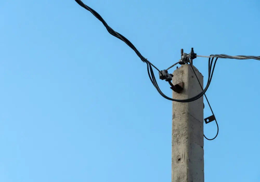 Słup energetyczny na działce - Jakie masz prawa i ile Ci się należy?