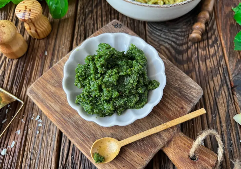 Pesto z bazylii, szparagów, orzechów włoskich i parmezanu