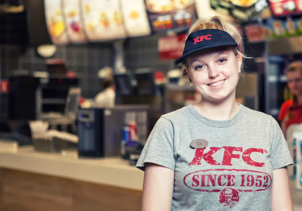 Ile zarabia pracownik KFC? Zaskakujące fakty o wynagrodzeniach