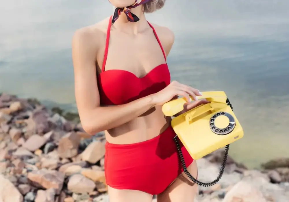 Co to bikini? Poznaj historię i różnorodność strojów kąpielowych