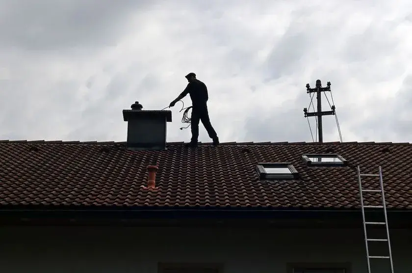 Ile bierze kominiarz za odbiór domu? Poznaj zaskakujące ceny!