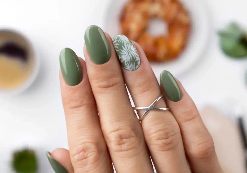 Zielony manicure - Jak wybrać odcień i zrobić go idealnie?