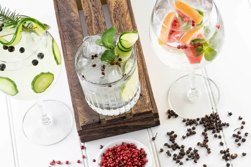 Jak smakuje gin? Poznaj jego sekrety i wybierz pierwszy trunek