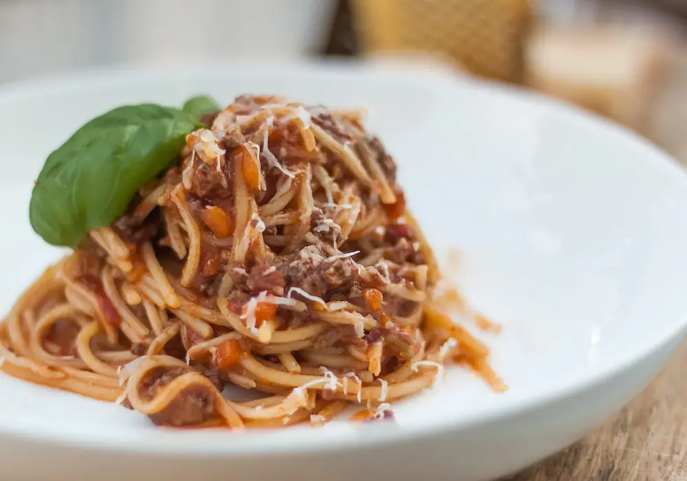 Spaghetti ragu – prosty przepis na klasyczne włoskie danie, które zachwyca