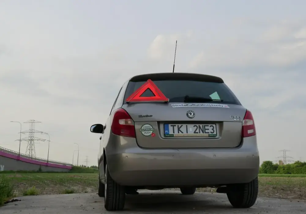 Jakie światła powinien mieć włączone samochód holowany, aby uniknąć problemów?