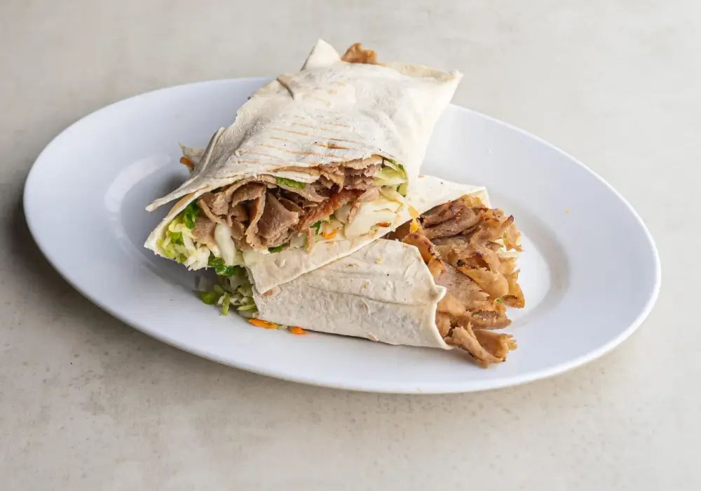Czym jest doner kebab? Pochodzenie, składniki i sekrety tego popularnego dania