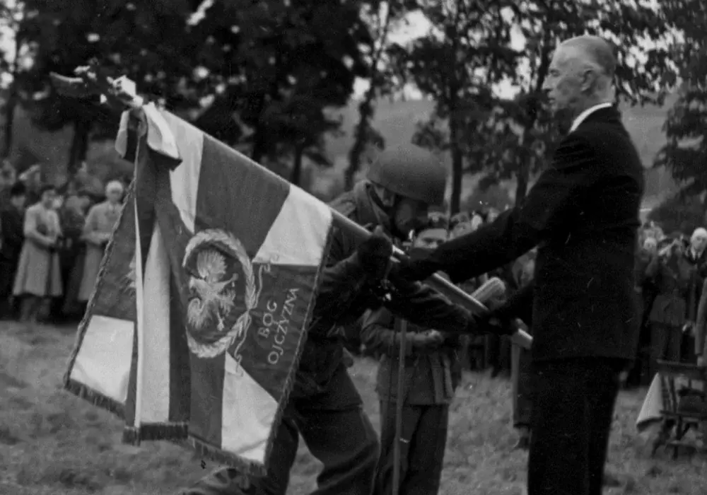 Bóg, Honor, Ojczyzna - Co naprawdę znaczy ta dewiza?