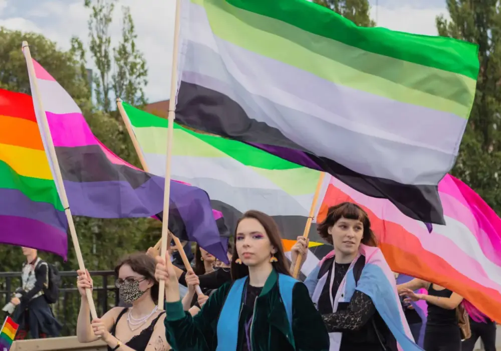 Aromantyczność - czy to brak uczuć? Obal mity i wspieraj