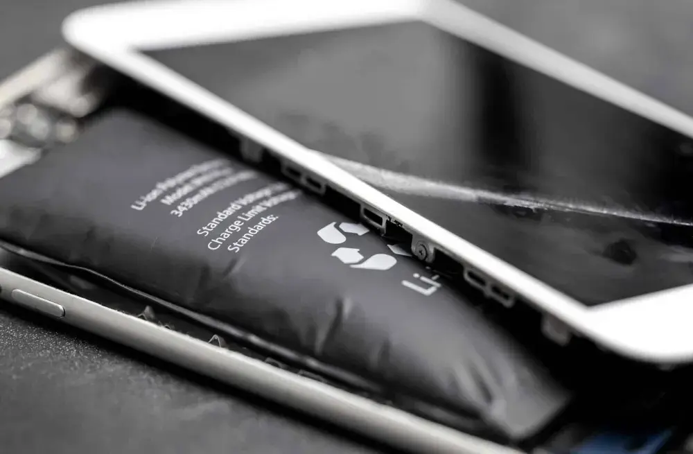 Spuchnięta bateria iPhone - Alarm! Bezpieczeństwo i naprawa