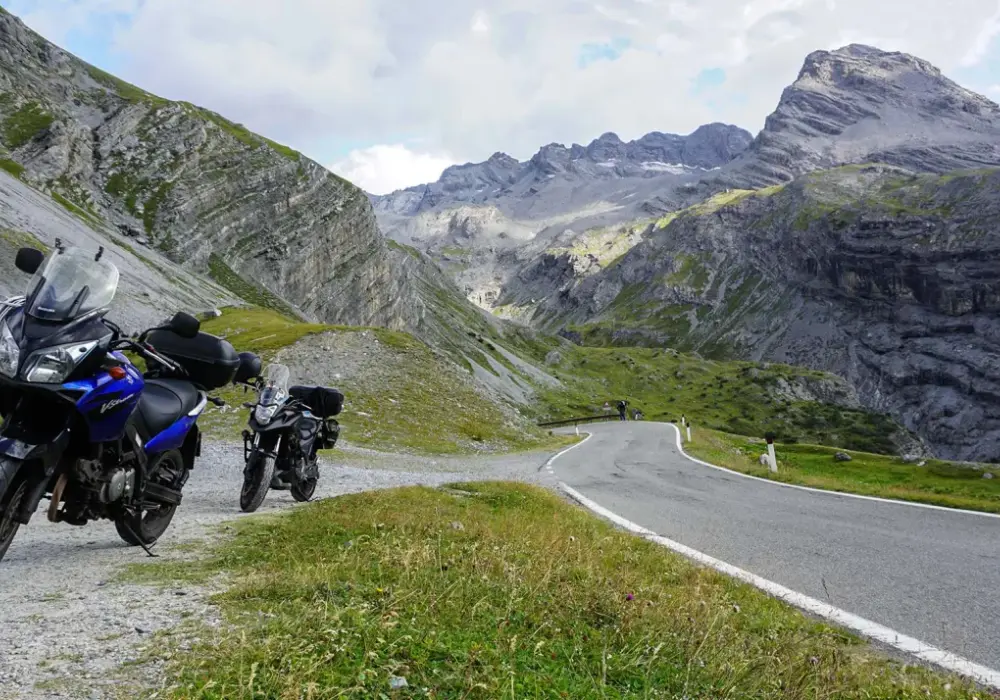Najlepsze trasy motocyklowe w Austrii: emocjonujące przejażdżki i widoki