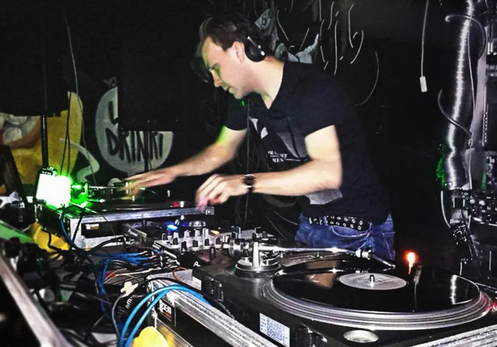Jak się pisze didżej? Różnice między didżejem a DJ-em w polskim języku