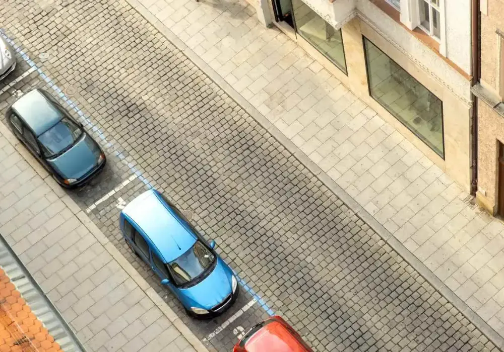 Ile kosztuje miejsce parkingowe pod blokiem - Co się bardziej opłaca?
