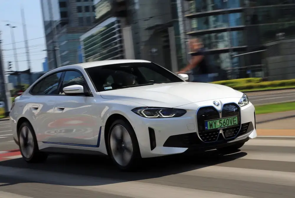 BMW i4 eDrive40 - Czy to idealny elektryk dla Ciebie?