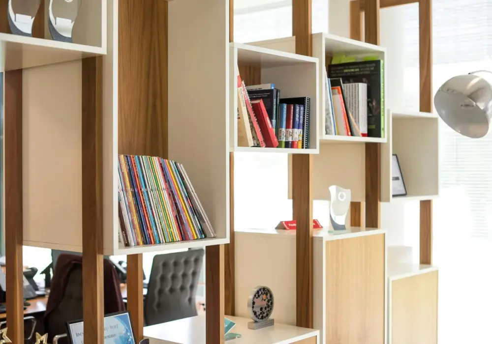 Jak wybrać regały biurowe do archiwum, open space i gabinetu zarządu?