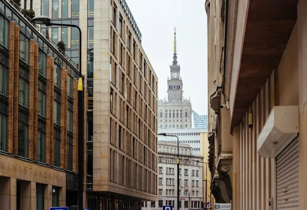 Jak przygotować się do podróży służbowej w Warszawie?