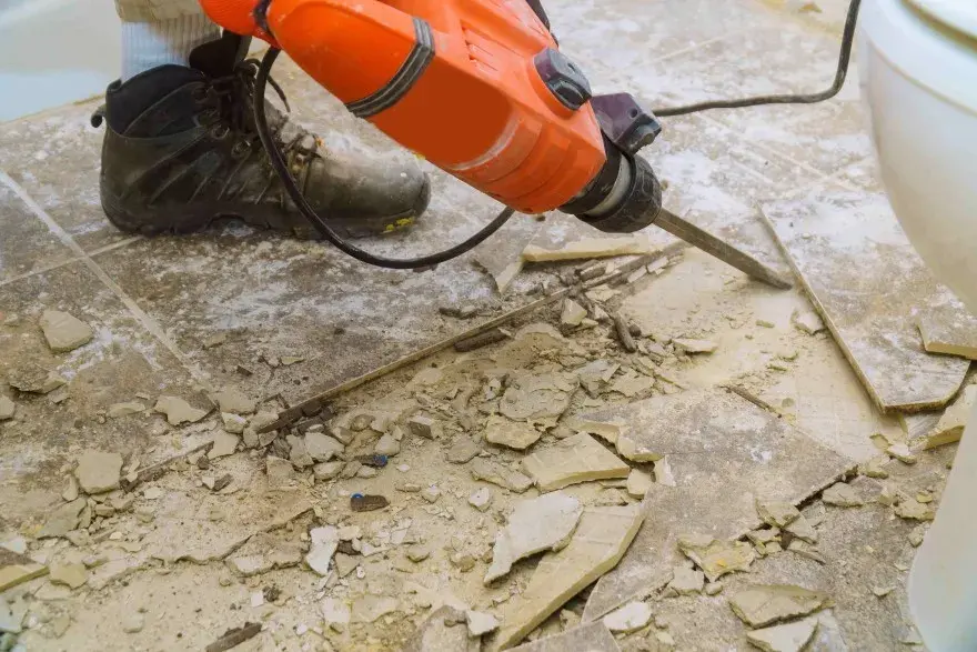 Jak skuwać kafelki skutecznie i bez zbędnego wysiłku