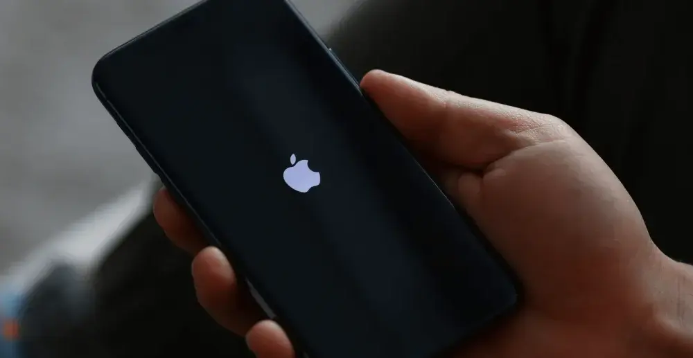 Jak wyłączyć iPhone'a bez dotyku - Szybki restart dla każdego modelu