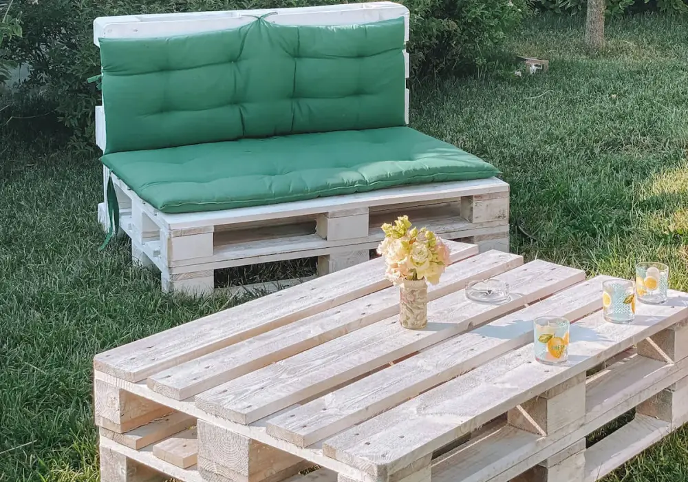 Stół z palet do ogrodu: zrób to sam krok po kroku!