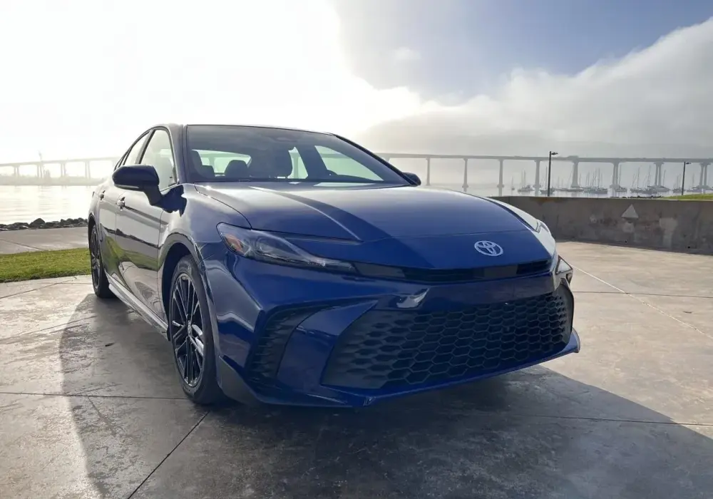 Toyota Camry Hybrid - Czy ten klasyczny sedan ma dziś sens?