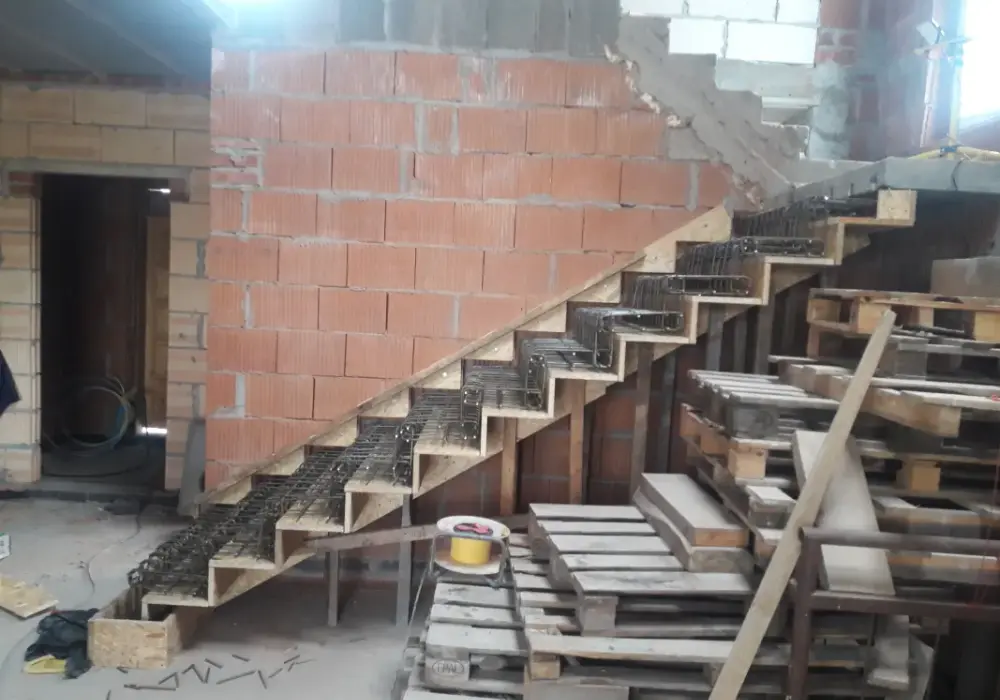 Jak zrobić schody dywanowe na betonie? Prosty sposób krok po kroku