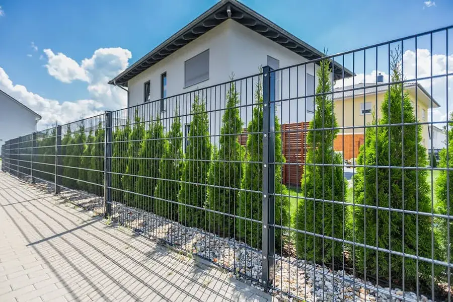 Ogrodzenie panelowe 2D czy 3D – które wybrać dla swojej posesji?