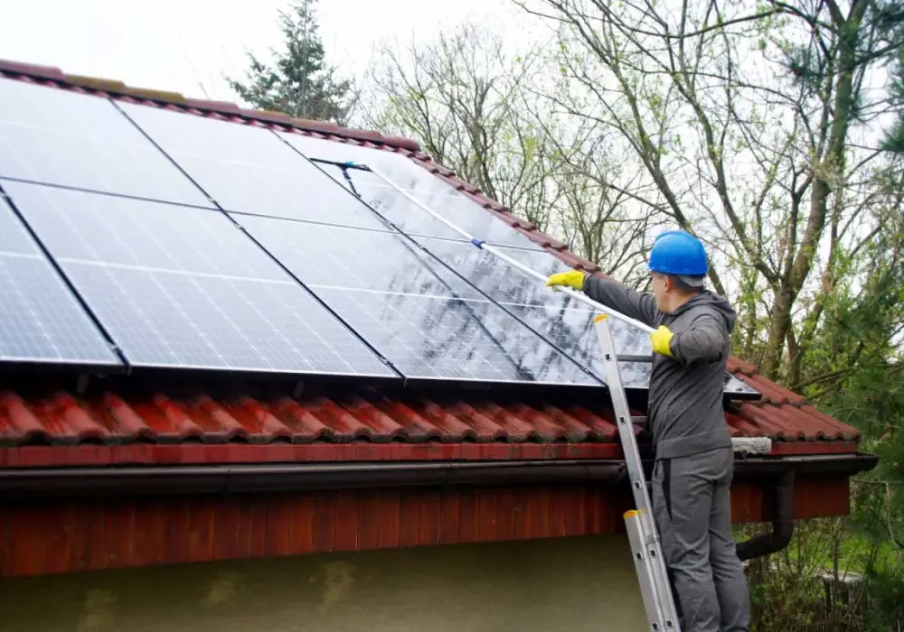 Comment le nettoyage des panneaux photovoltaïques booste leur efficacité