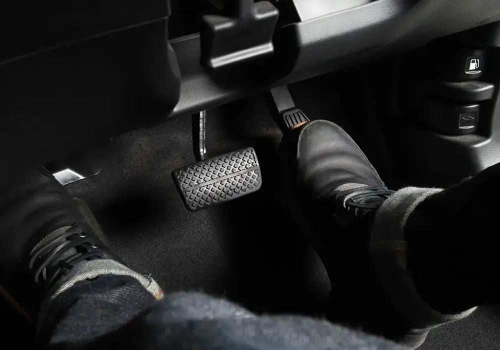 Jazda na półsprzęgle - kiedy pomaga, a kiedy niszczy auto?