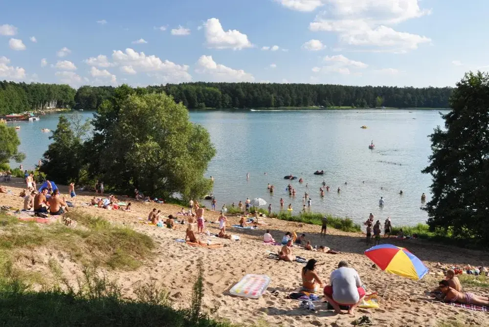 Czy plaża w Augustowie to skarb Podlasia? Ty musisz to sprawdzić!
