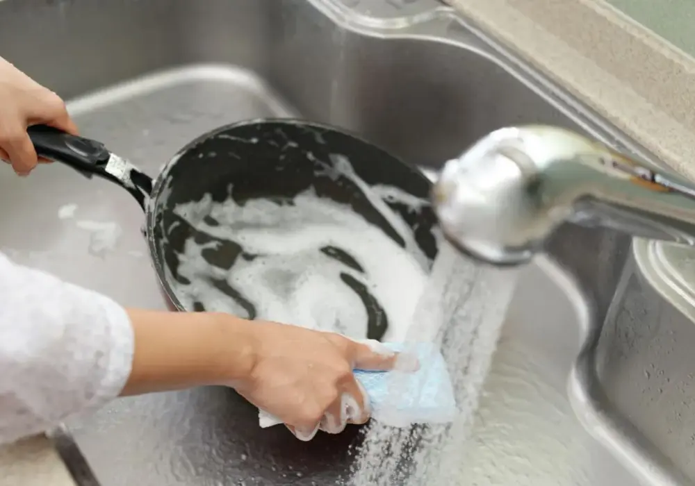 Jak wyczyścić przypaloną brytfannę emaliowaną? Bezpieczne sposoby