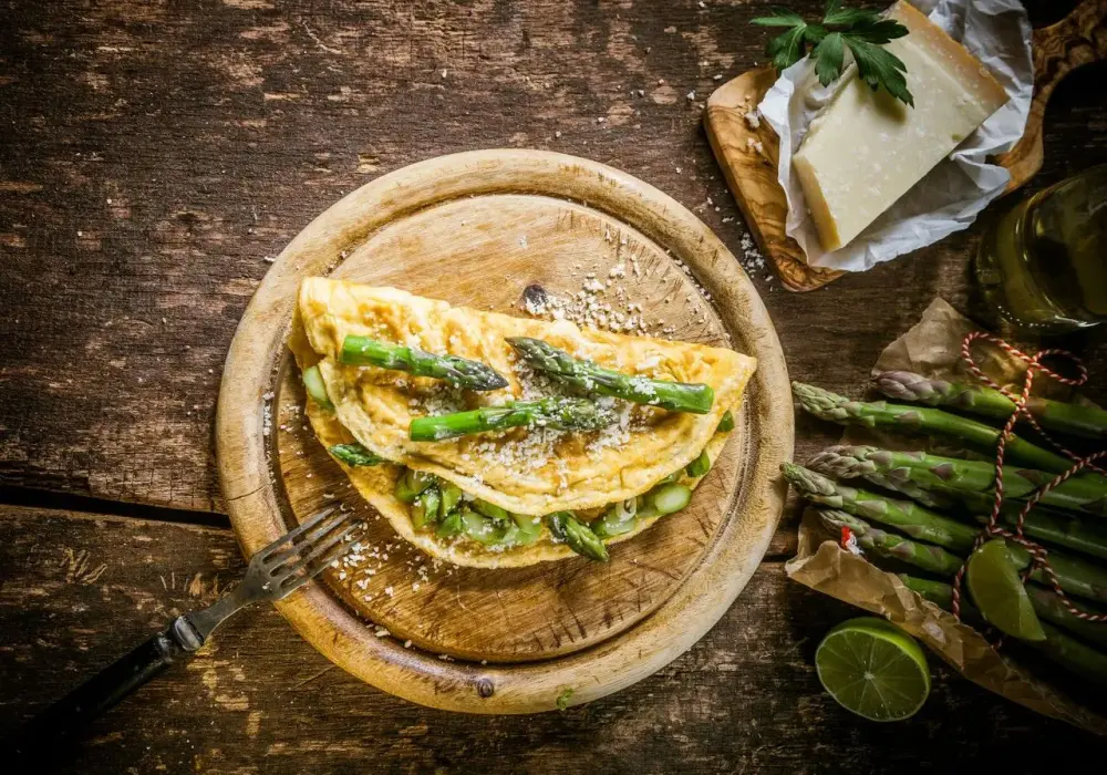 Omlet ze szparagami - Jak zrobić perfekcyjny? Przepis i triki