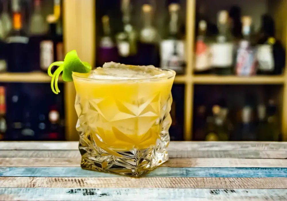 Kwaśny orzeźwiający drink – przepisy na idealne letnie napoje