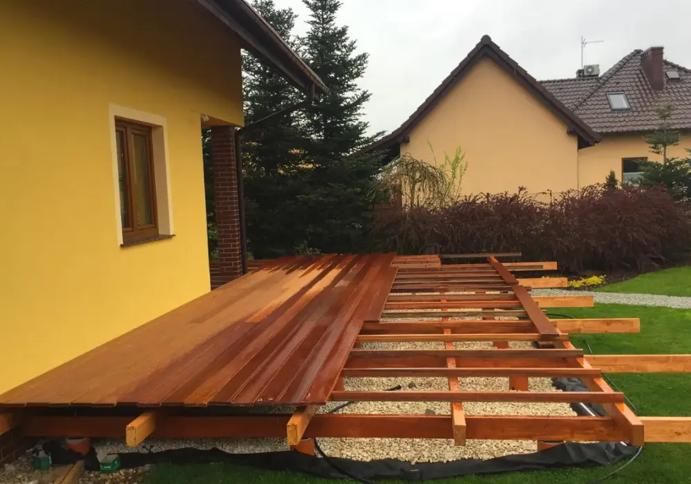 Z czego zbudować taras ogrodowy – porównanie materiałów, wady i zalety