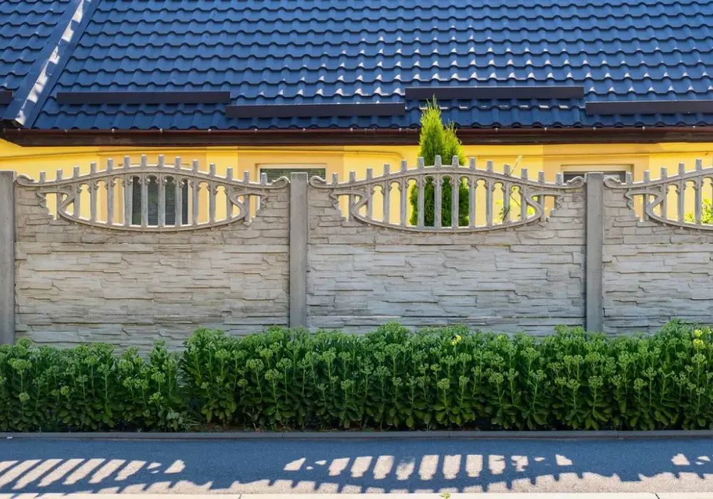 Ile kosztuje montaż płotu betonowego? Sprawdź, co wpływa na cenę