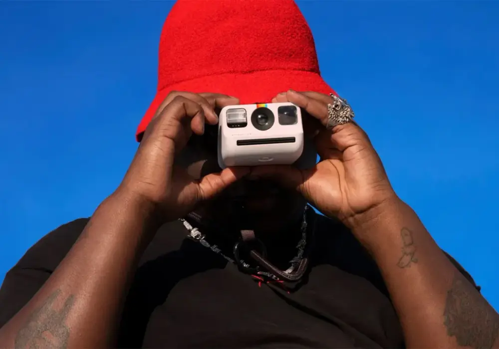 Co to polaroidy? Poznaj fascynujący świat aparatów natychmiastowych