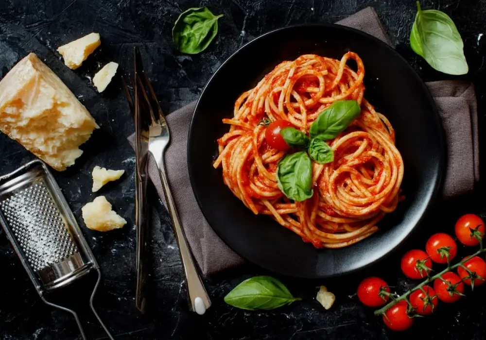 Jak przygotować idealne spaghetti napoletana - prosty przepis krok po kroku