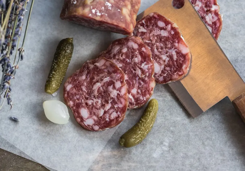 Z czego jest salami? Skład, produkcja i wybór idealnego!