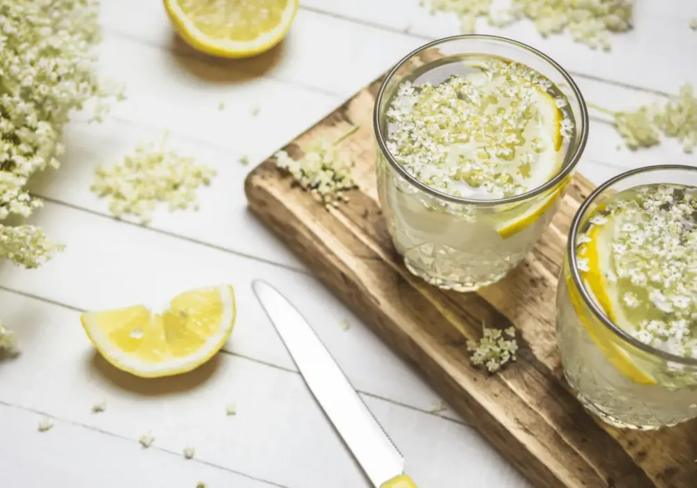 Lemoniada z kwiatów czarnego bzu - sekret idealnego orzeźwienia