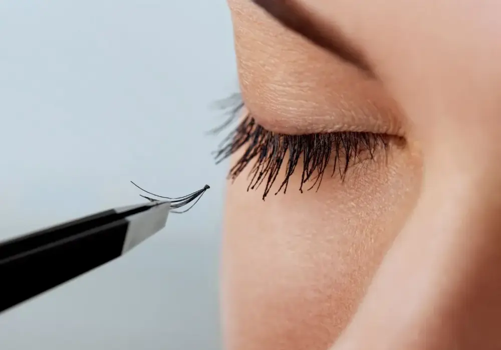 Rzęsy Kim Kardashian - Jak uzyskać efekt wispy lashes?