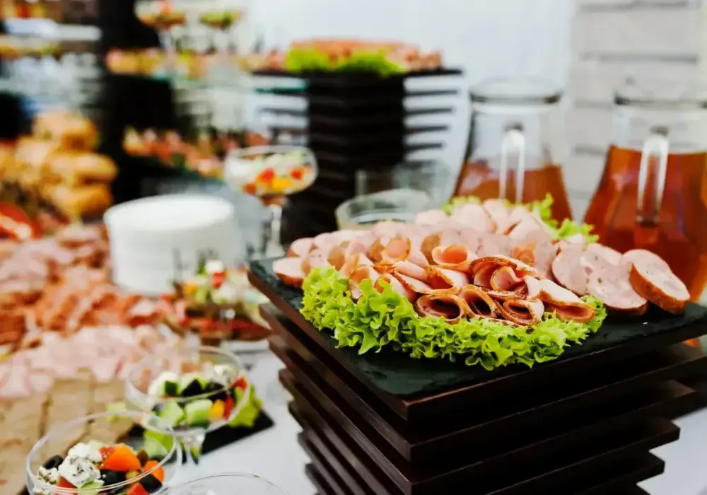 Ile kosztuje catering na 50 osób? Sprawdź, co wpływa na ceny