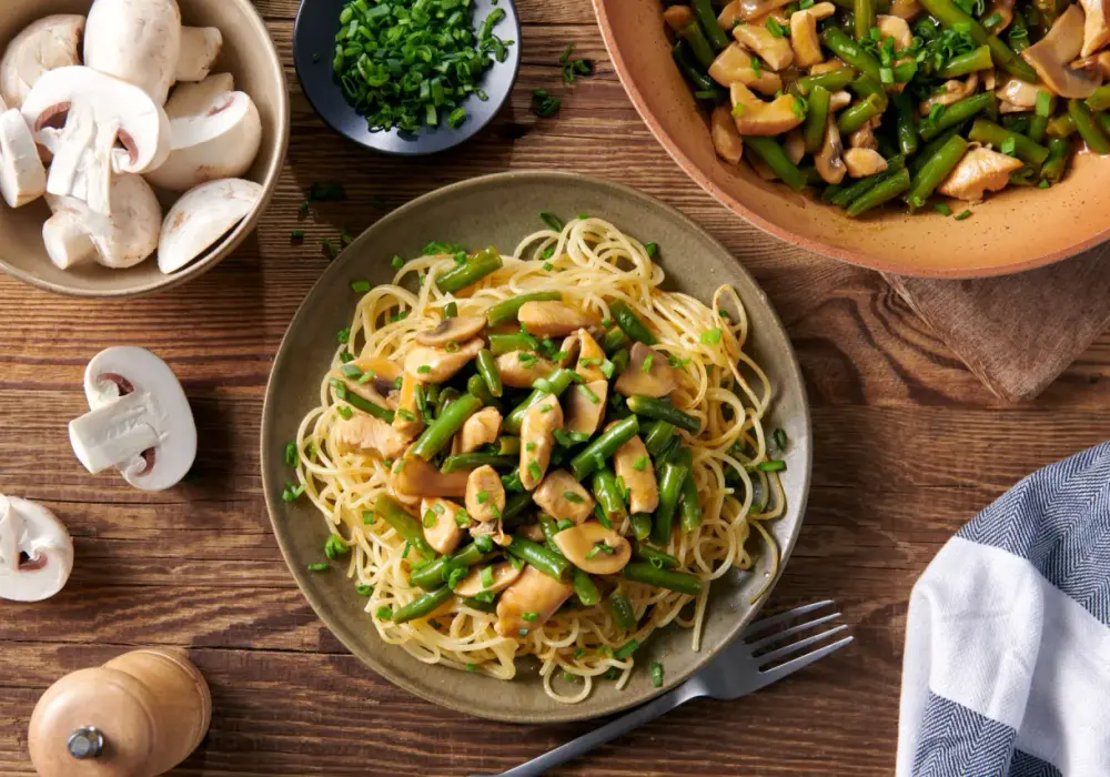 Smażony makaron - Jak zrobić idealny stir-fry i chrupiący spód?