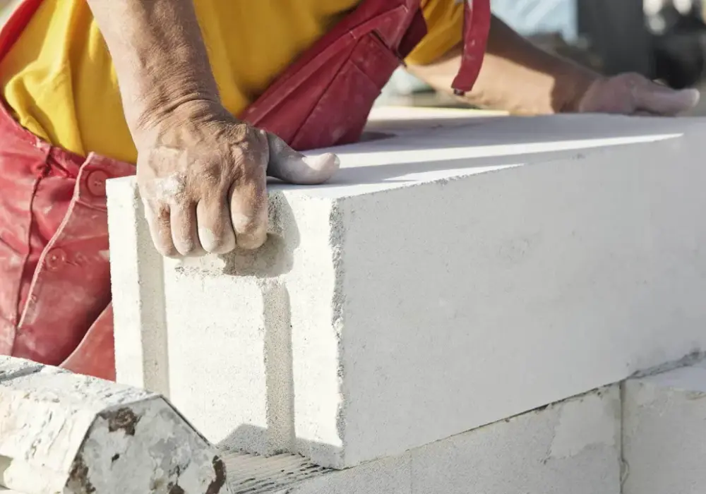 Beton komórkowy: Właściwości, wady, zalety i porównanie marek
