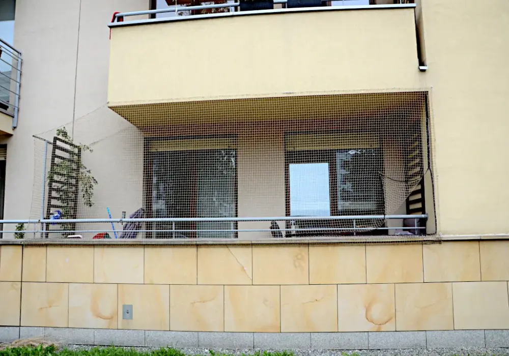 Jak założyć siatkę na balkonie i uniknąć niebezpieczeństw z kotem