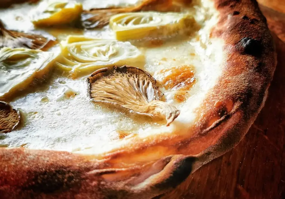 Pizza bianca co to? Odkryj sekrety tej wyjątkowej pizzy bez sosu