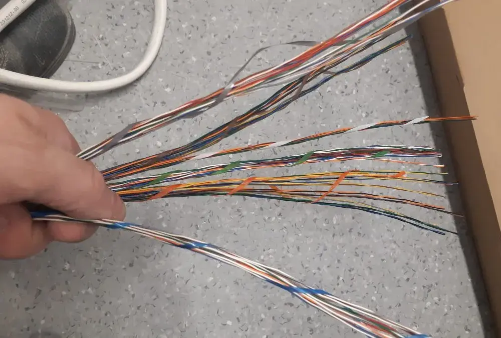 Gdzie zgłosić zerwany kabel telefoniczny, aby uniknąć problemów?