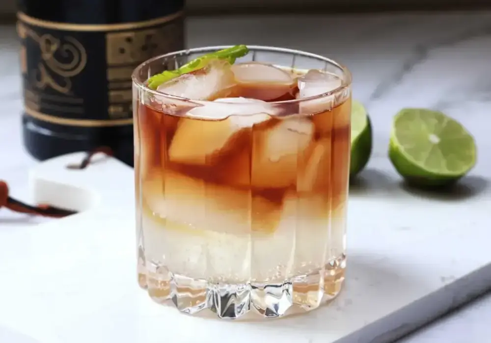 Jak zrobić drink z rumem? 5 prostych przepisów i proporcje