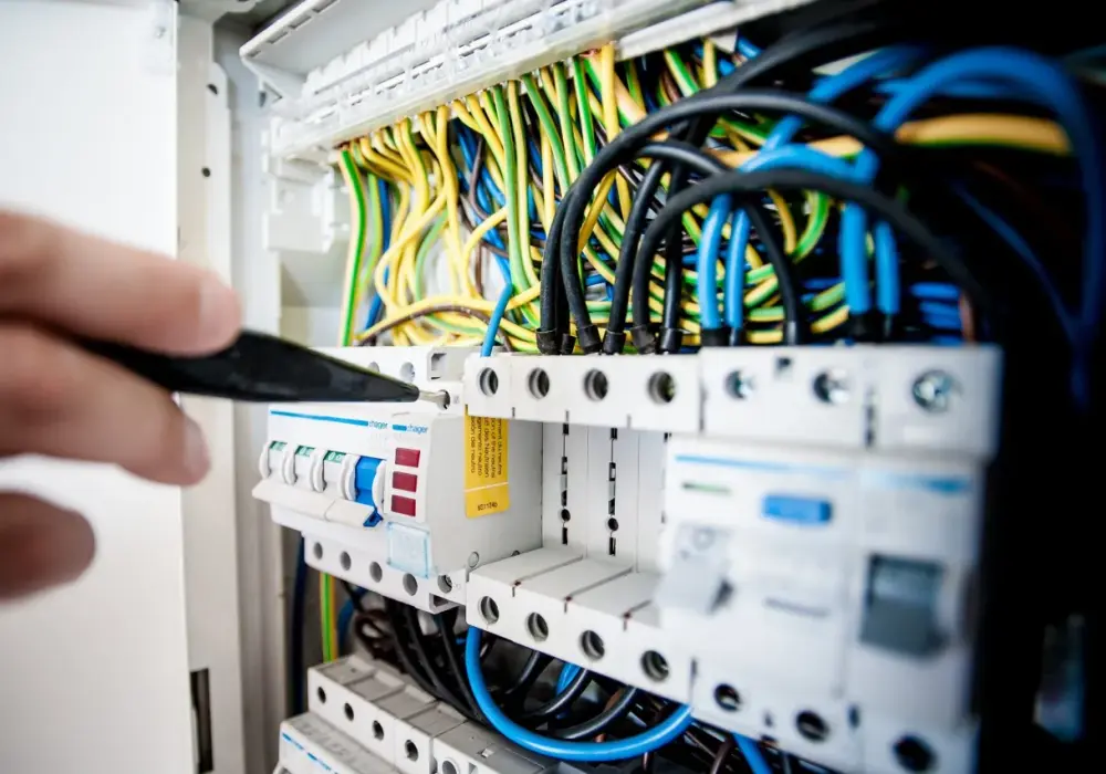 Brak prądu w domu - Kiedy dzwonić na 991, a kiedy do elektryka?
