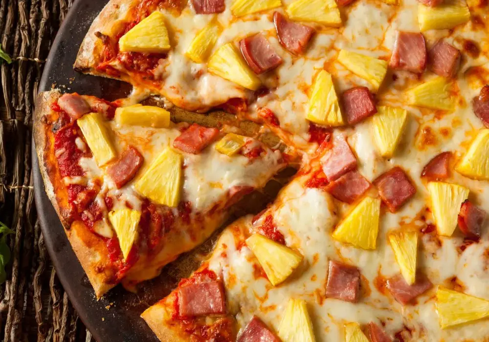 Pizza z ananasem - kontrowersje, historia, polska popularność i przepis